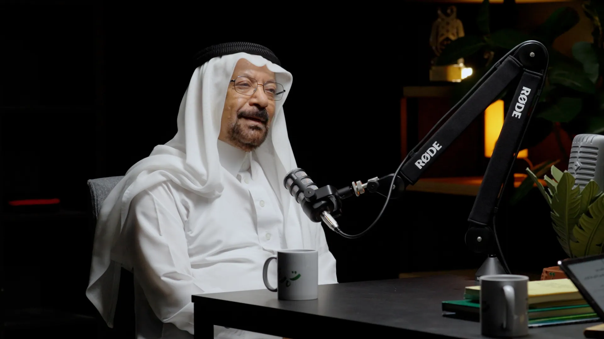 ضيف بغترة بيضاء يتحدث أمام ميكروفون تَمرة